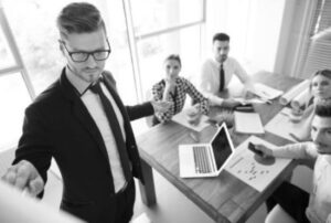 cerca-personas-que-trabajan-oficina_329181-16041