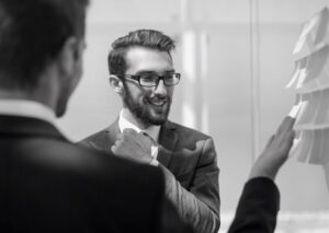 dos-empresarios-discutiendo-algo-pie-oficina-concepto-cooperacion_252847-10763