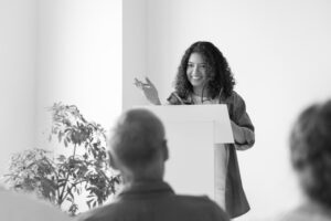 personas-reunidas-en-el-centro-comunitario