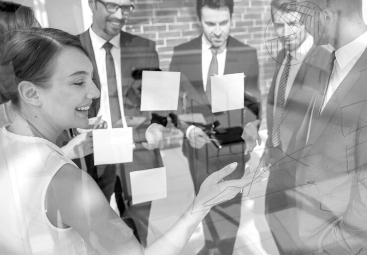 gerente-muestra-notas-comerciales-equipo-negocios_252847-36169
