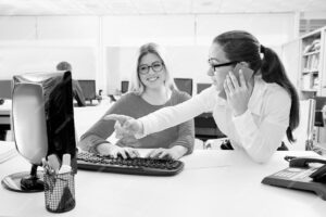 equipo-empresarias-trabajando-escritorio-oficina_79295-5109