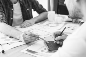 empresario-dictando-notas-su-colega-en-la-oficina