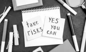 notas-de-motivacion-de-la-vista-superior-con-lapices-de-colores-y-otras-cosas-en-el-bloc-de-notas-de-la-escuela-de-lapiz-de-superficie-oscura-inspirar-el-dibujo