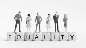 igualdad-escrita-en-cubos-de-madera-y-personas-arriba